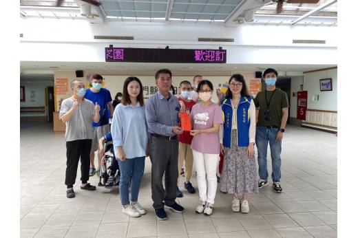 金湖團隊關懷住宿式照顧機構 贈應景物資