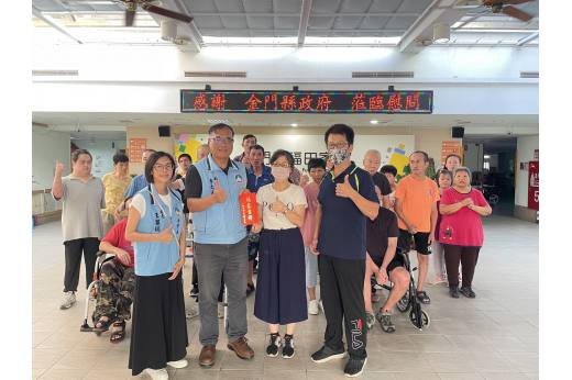 中秋送暖情意濃　副縣長親訪機構慰問服務對象