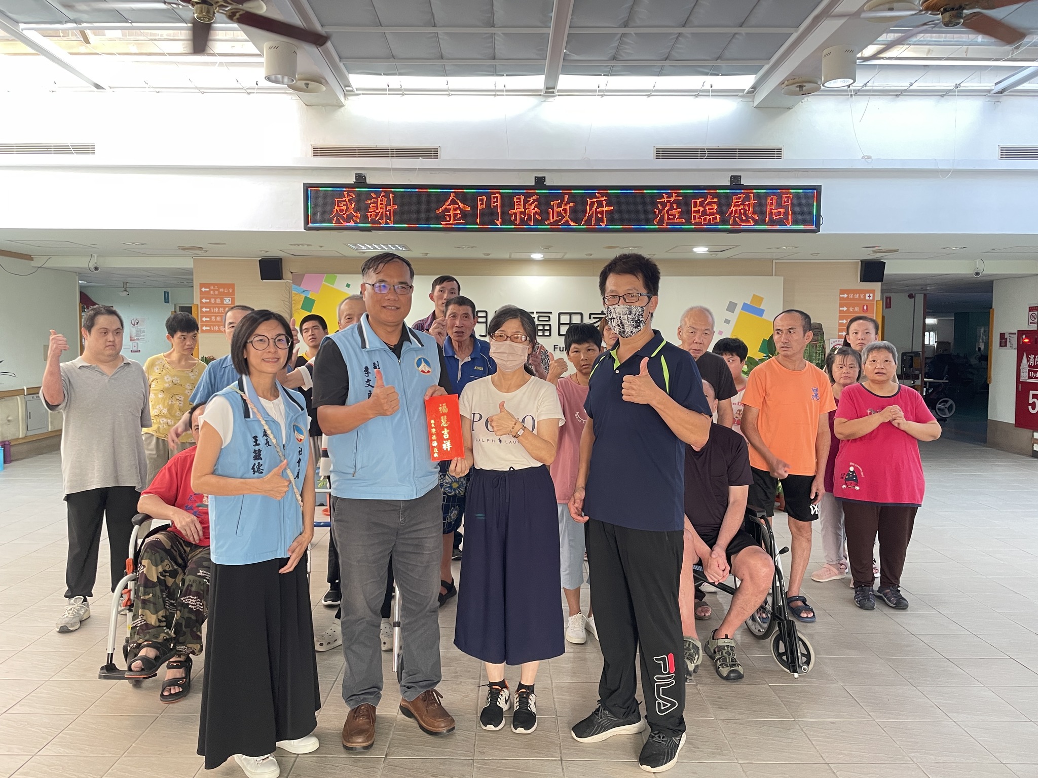 中秋送暖情意濃　副縣長親訪機構慰問服務對象