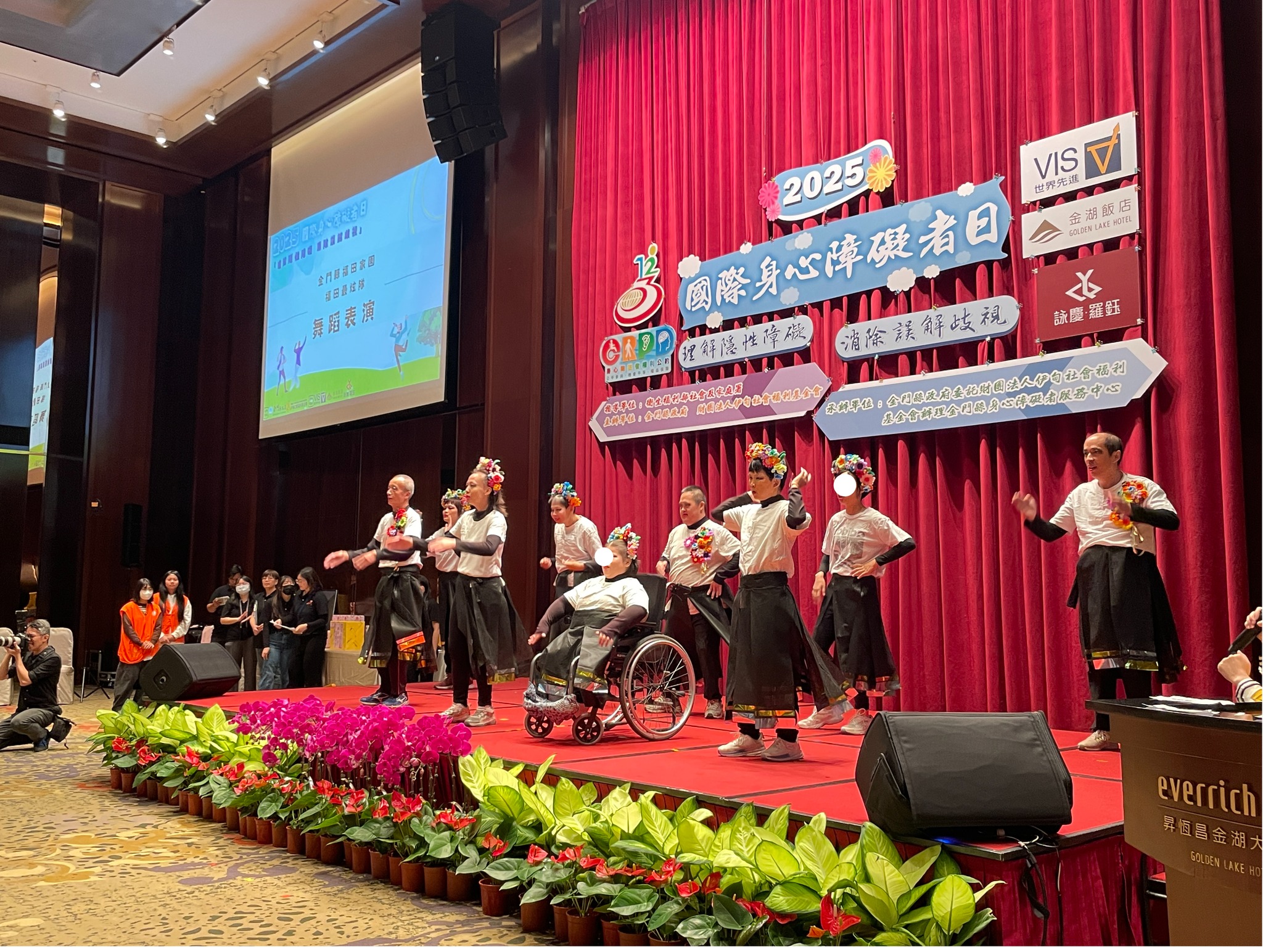 花圈與笑容齊綻放——最溫暖的國際身障日